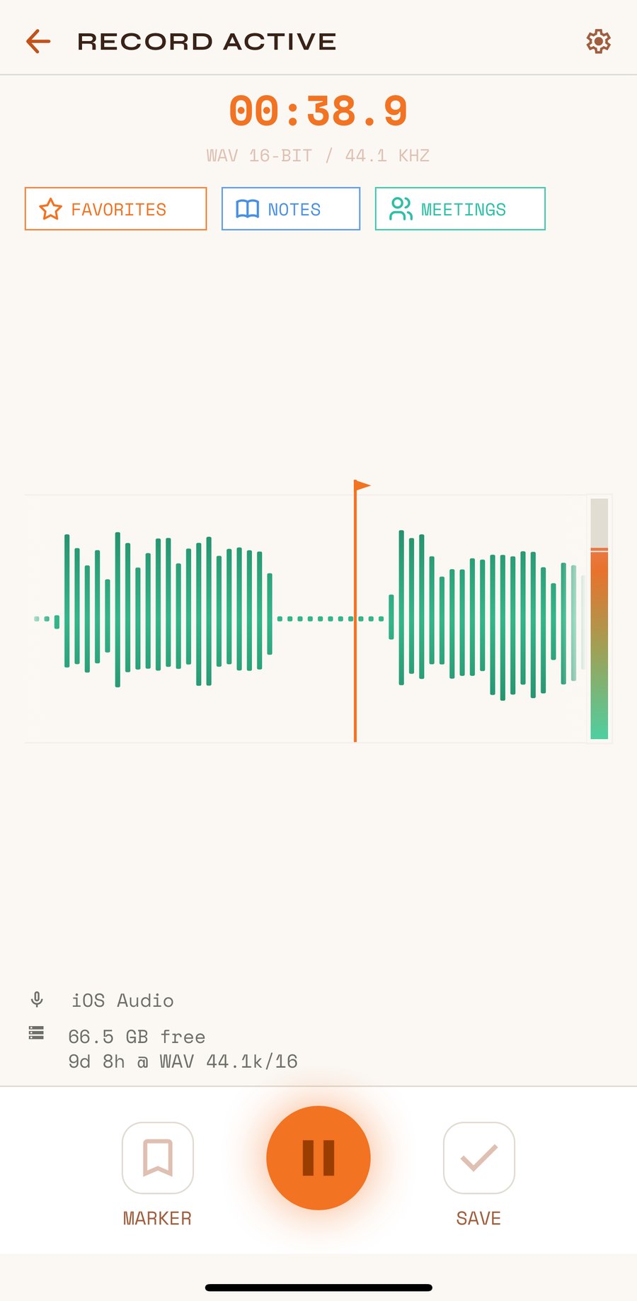 Recording screen with the timer, tags, waveform and the buttons below